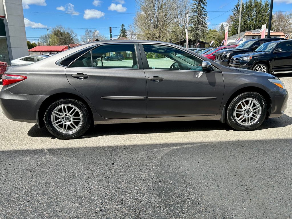 2016 Toyota Camry LE (A/C) in Mont-Laurier, Quebec - 4 - w1024h768px