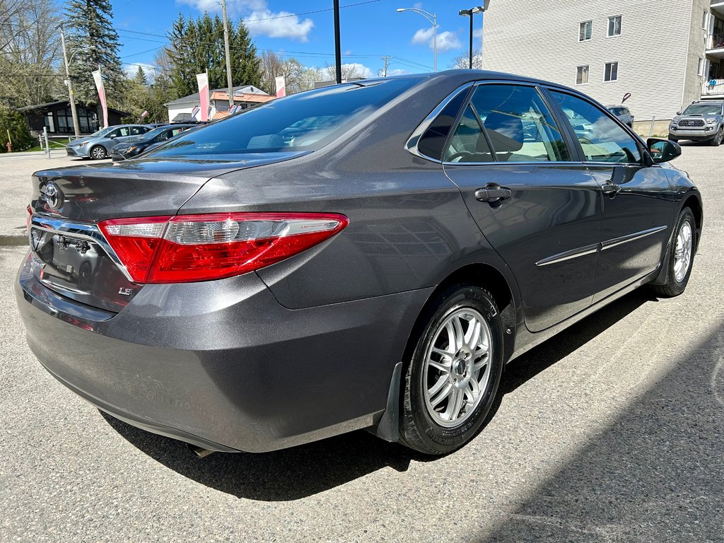 2016 Toyota Camry LE (A/C) in Mont-Laurier, Quebec - 5 - w1024h768px