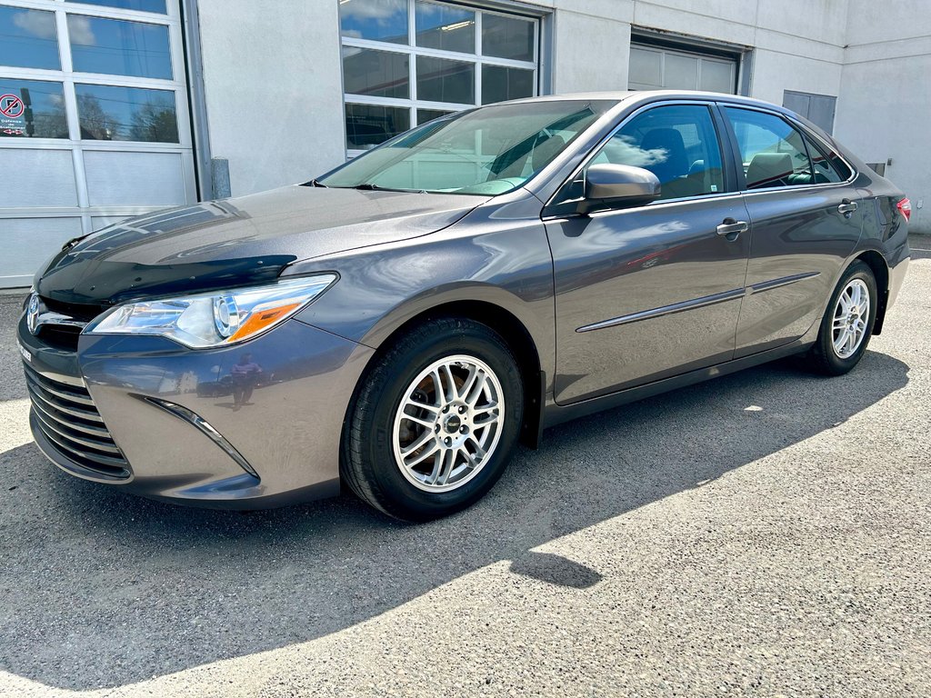 2016 Toyota Camry LE (A/C) in Mont-Laurier, Quebec - 1 - w1024h768px