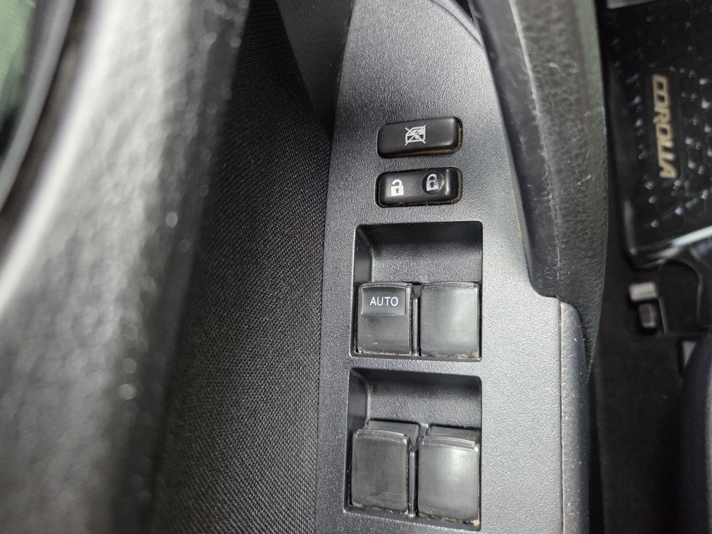 2018 Toyota Corolla LE (A/C) in Mont-Laurier, Quebec - 13 - w1024h768px