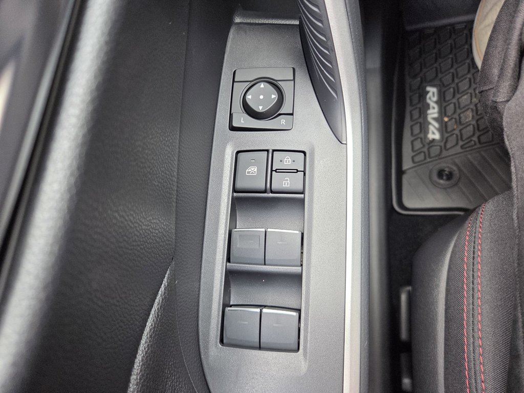 Toyota RAV4 HYBRIDE RECHARGEABLE SE 2025 à Mont-Laurier, Québec - 11 - w1024h768px