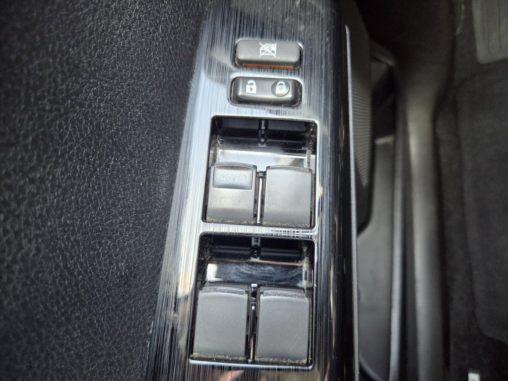 2018 Toyota RAV4 XLE (AWD) in Mont-Laurier, Quebec - 15 - w1024h768px