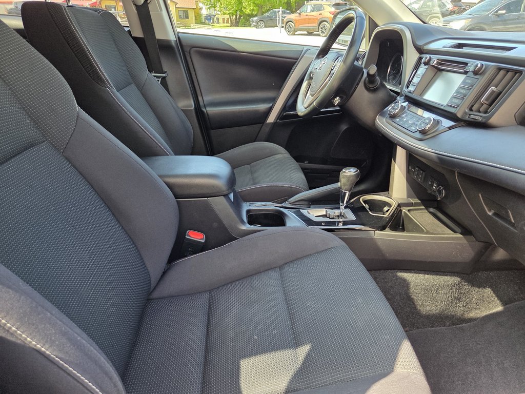 2018 Toyota RAV4 XLE (AWD) in Mont-Laurier, Quebec - 12 - w1024h768px