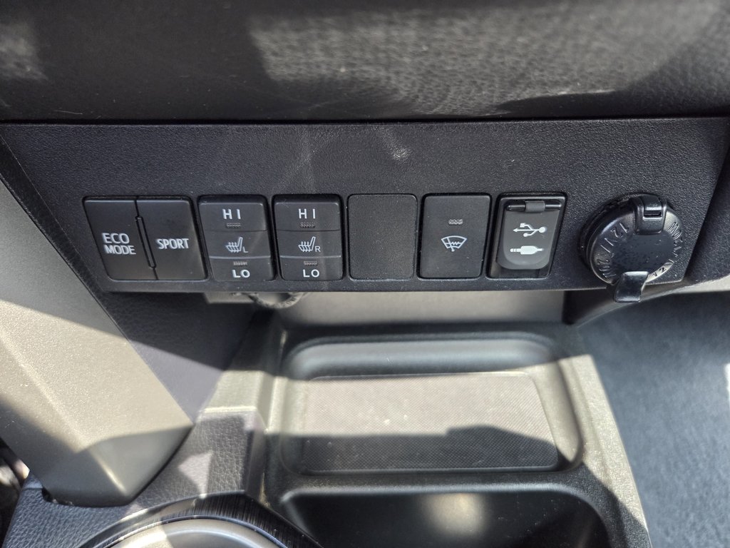 2018 Toyota RAV4 XLE (AWD) in Mont-Laurier, Quebec - 16 - w1024h768px