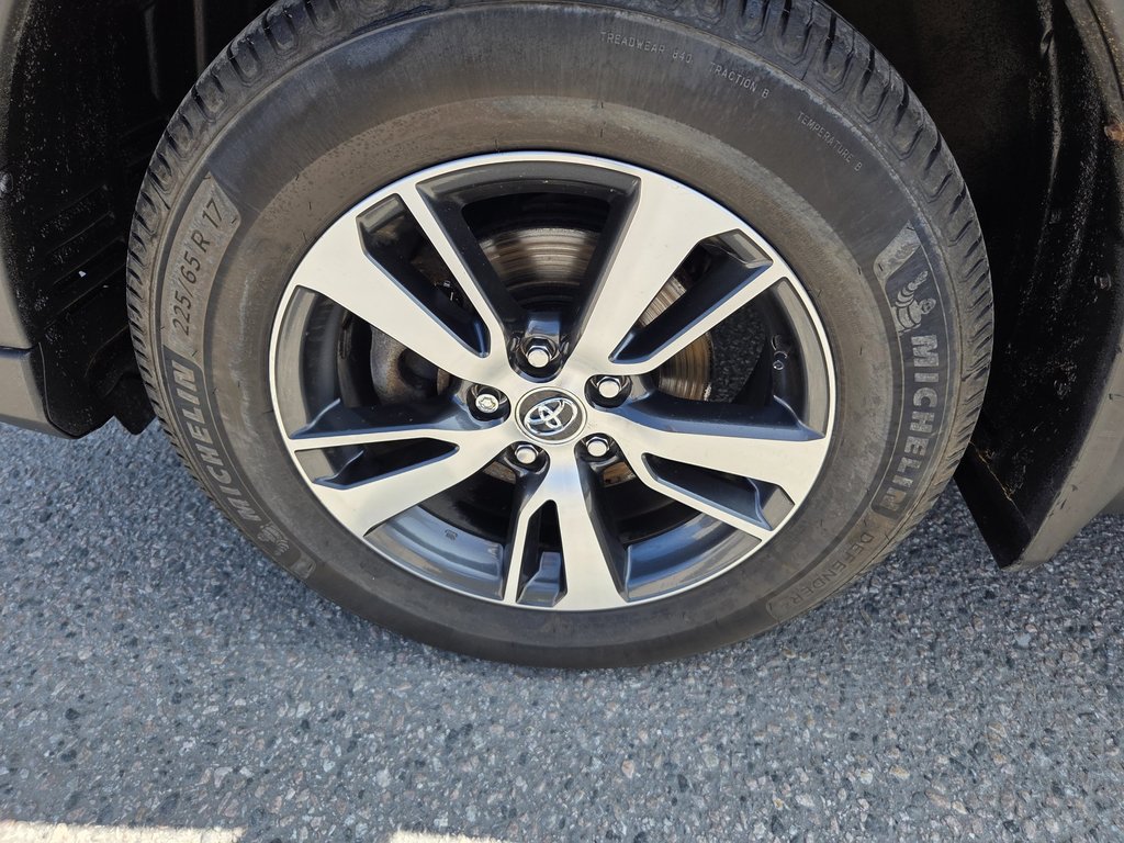 2018 Toyota RAV4 XLE (AWD) in Mont-Laurier, Quebec - 10 - w1024h768px