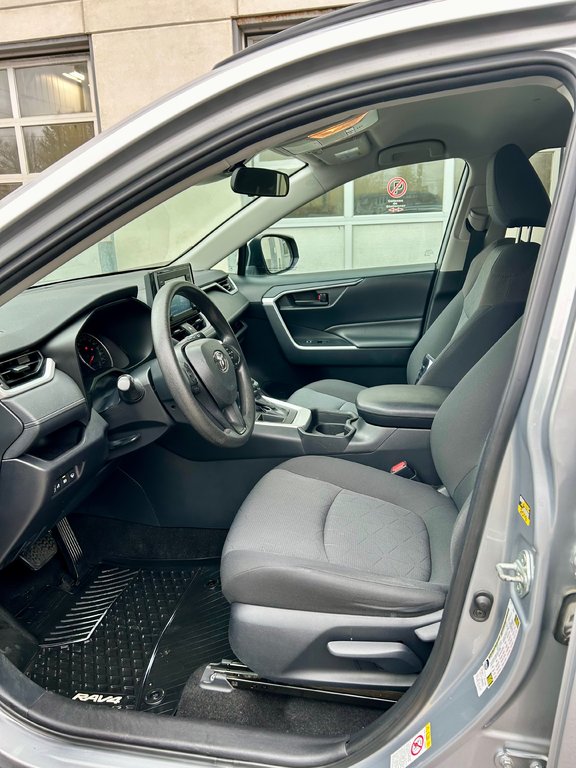 2019 Toyota RAV4 LE (FWD) in Mont-Laurier, Quebec - 10 - w1024h768px