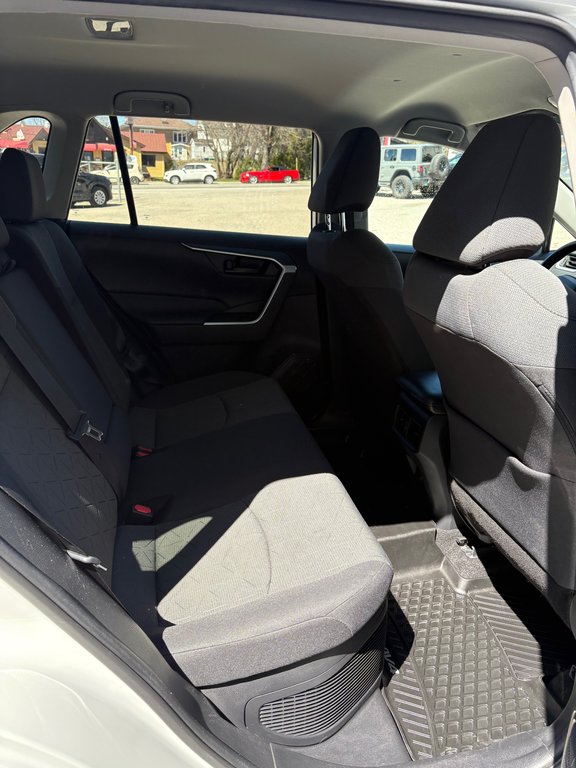 2021 Toyota RAV4 Hybride LE (AWD) in Mont-Laurier, Quebec - 13 - w1024h768px