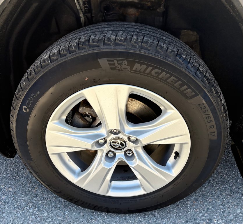 2021 Toyota RAV4 Hybride LE (AWD) in Mont-Laurier, Quebec - 9 - w1024h768px