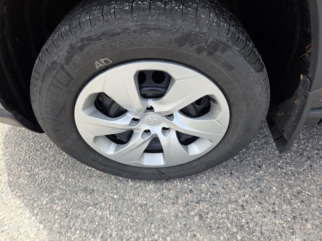 2021 Toyota RAV4 LE FWD in Mont-Laurier, Quebec - 9 - w1024h768px