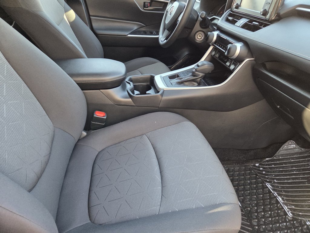 2021 Toyota RAV4 LE (AWD) in Mont-Laurier, Quebec - 10 - w1024h768px