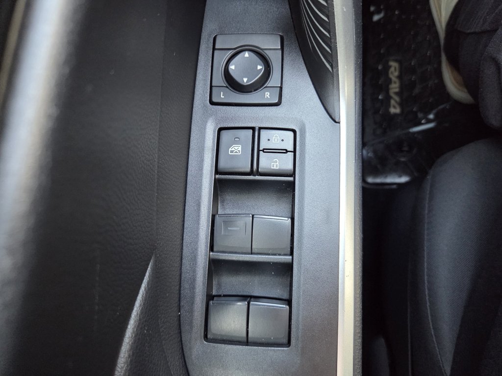 2021 Toyota RAV4 LE (AWD) in Mont-Laurier, Quebec - 13 - w1024h768px