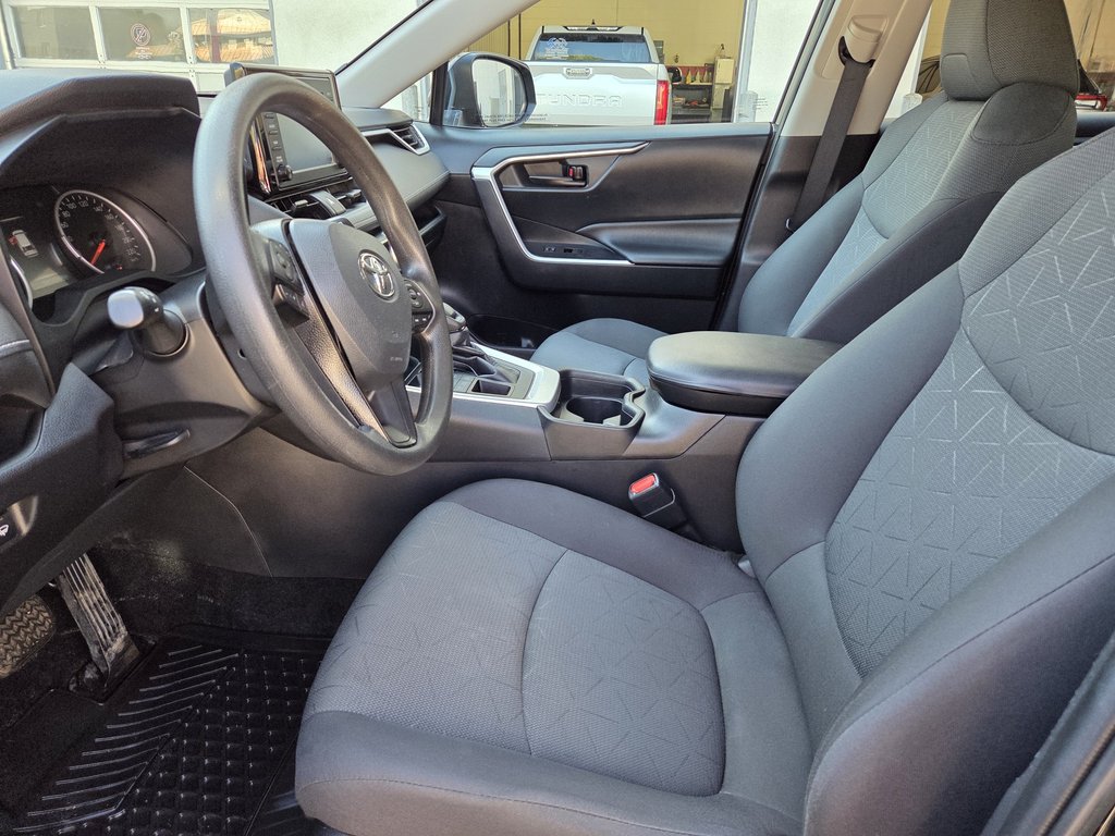 Toyota RAV4 LE (AWD) 2021 à Mont-Laurier, Québec - 10 - w1024h768px