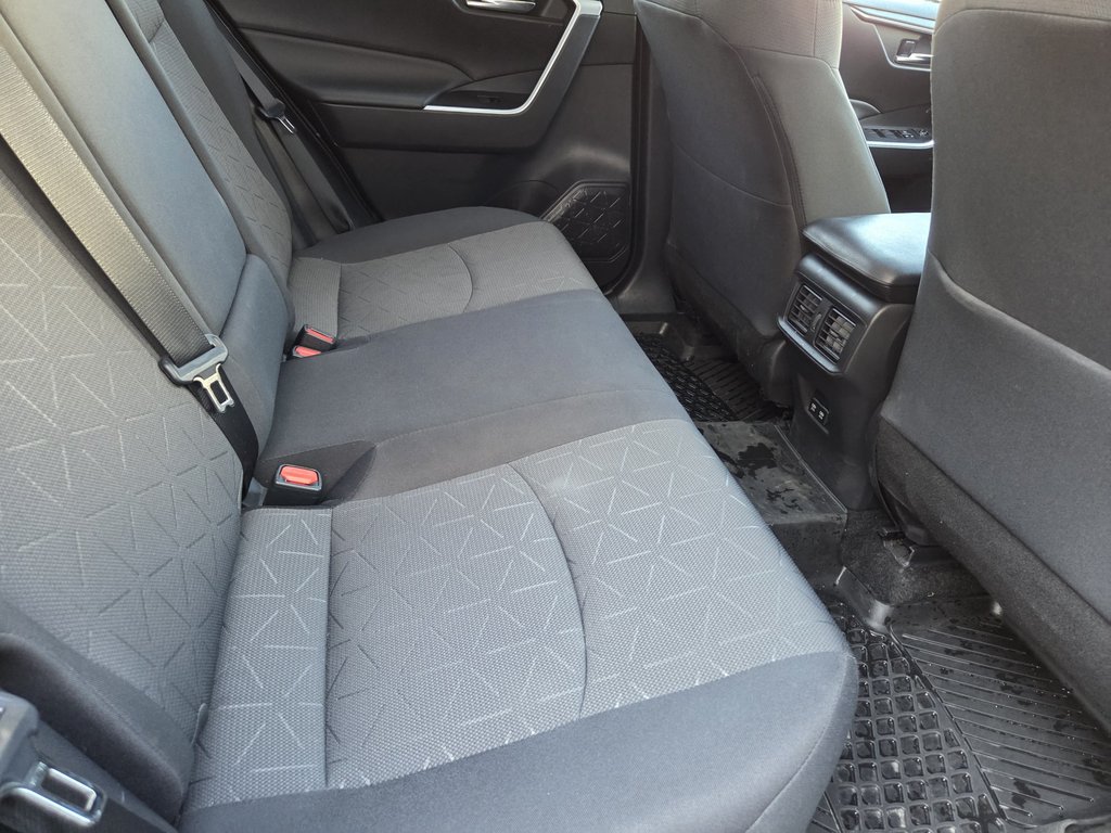 2021 Toyota RAV4 XLE AWD in Mont-Laurier, Quebec - 13 - w1024h768px