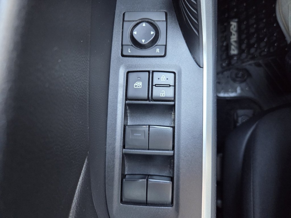 2021 Toyota RAV4 XLE AWD in Mont-Laurier, Quebec - 14 - w1024h768px
