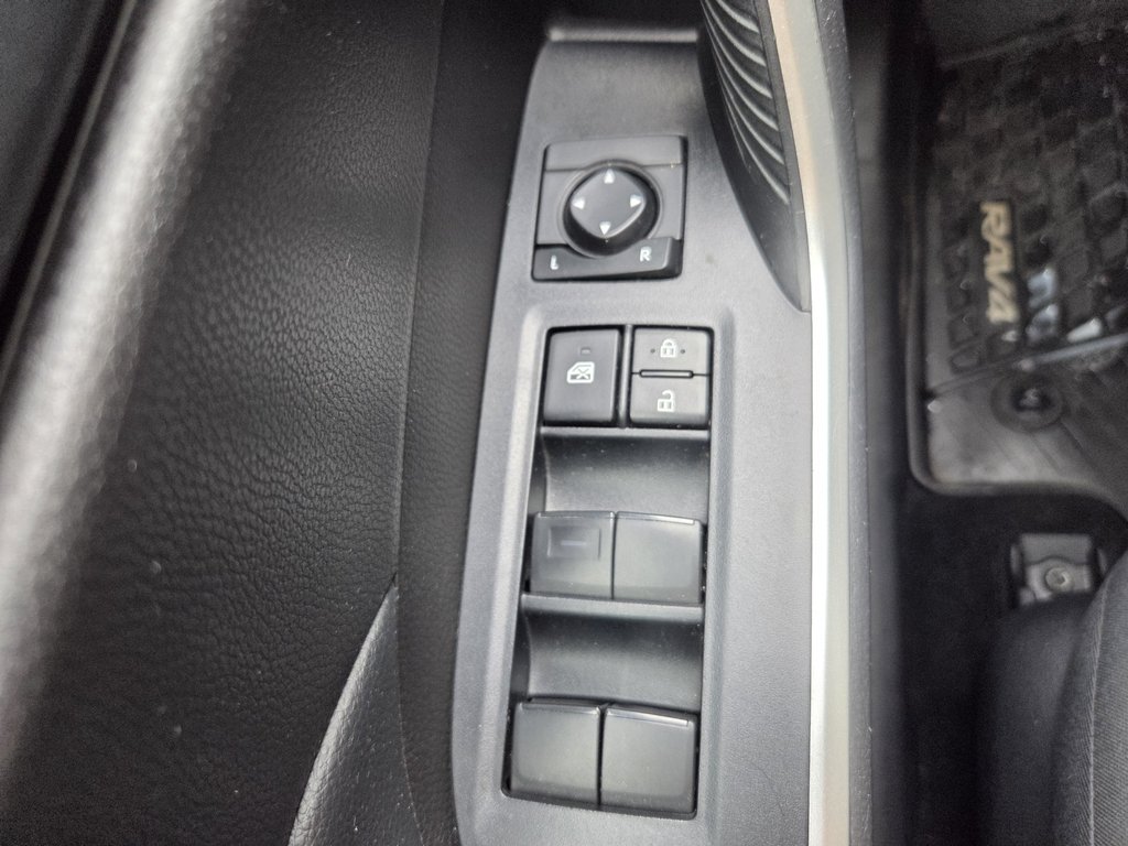 2022 Toyota RAV4 LE AWD in Mont-Laurier, Quebec - 15 - w1024h768px