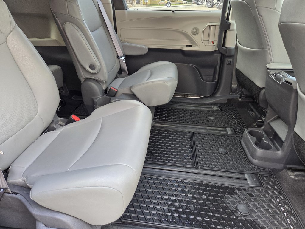 2021 Toyota Sienna XLE AWD in Mont-Laurier, Quebec - 13 - w1024h768px