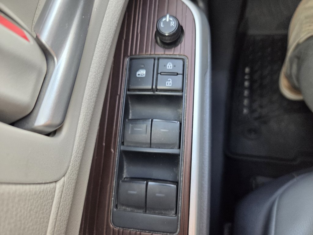 2021 Toyota Sienna XLE AWD in Mont-Laurier, Quebec - 14 - w1024h768px