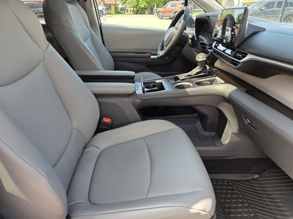 2023 Toyota Sienna XLE Hybride in Mont-Laurier, Quebec - 11 - w1024h768px