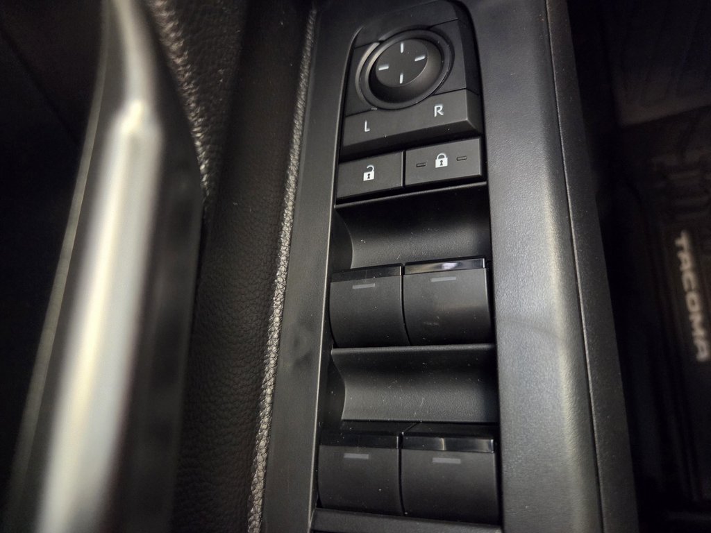 2025 Toyota TACOMA HYBRIDE in Mont-Laurier, Quebec - 14 - w1024h768px