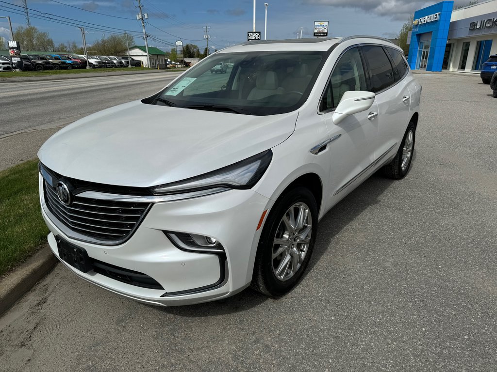 Buick Enclave Premium AWD  2023 à Sturgeon Falls, Ontario - 1 - w1024h768px