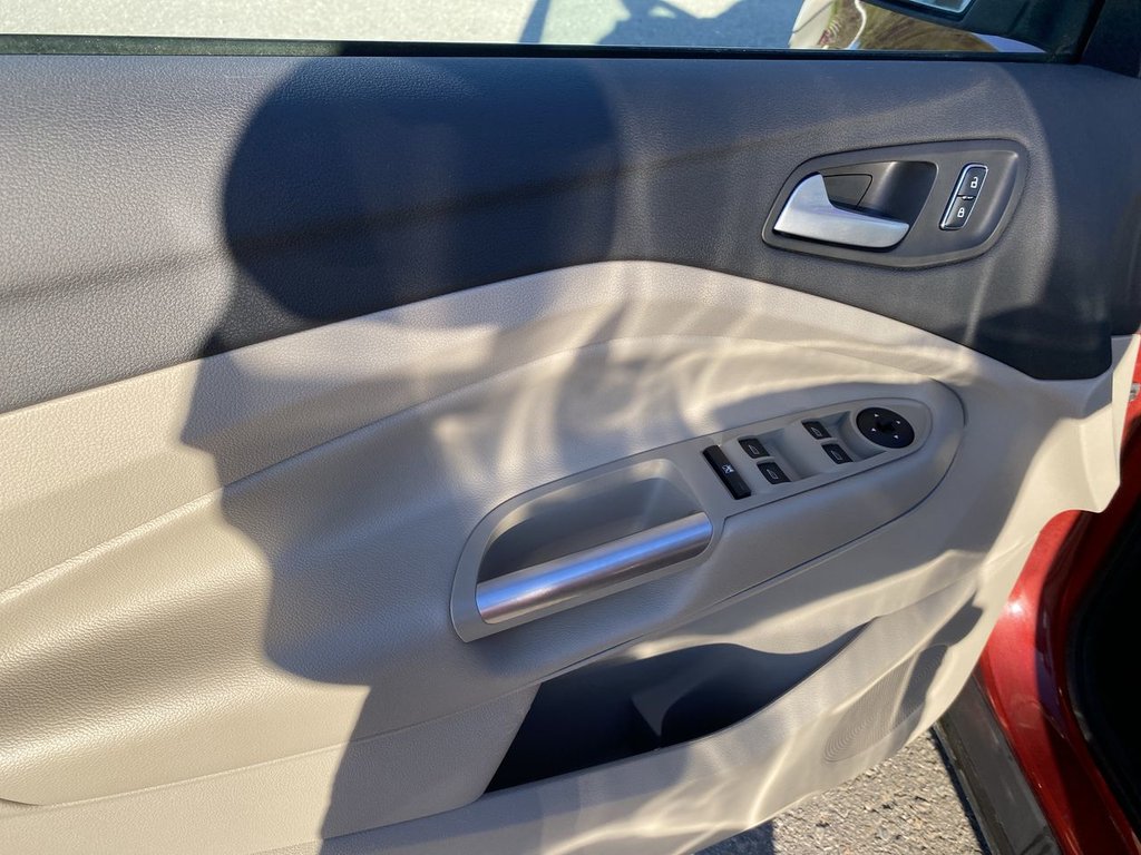 2016 Ford Escape SE in Alliston, Ontario - 13 - w1024h768px