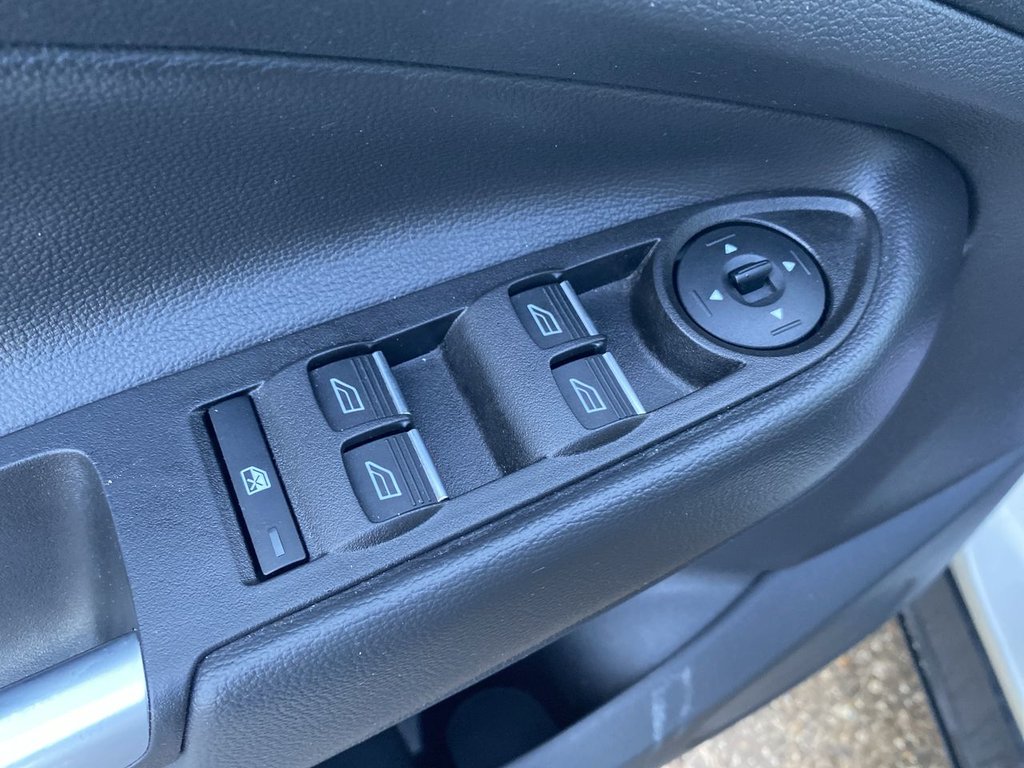 2017 Ford Escape SE in Alliston, Ontario - 13 - w1024h768px