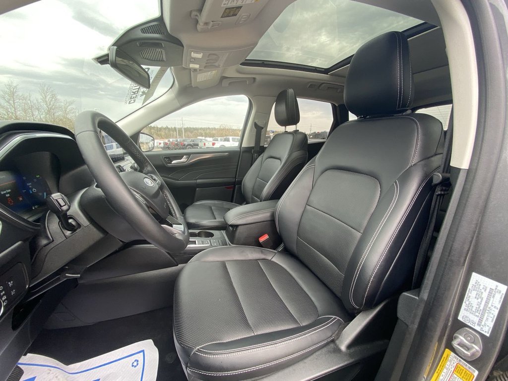 2022 Ford Escape Titanium Hybrid in Alliston, Ontario - 11 - w1024h768px