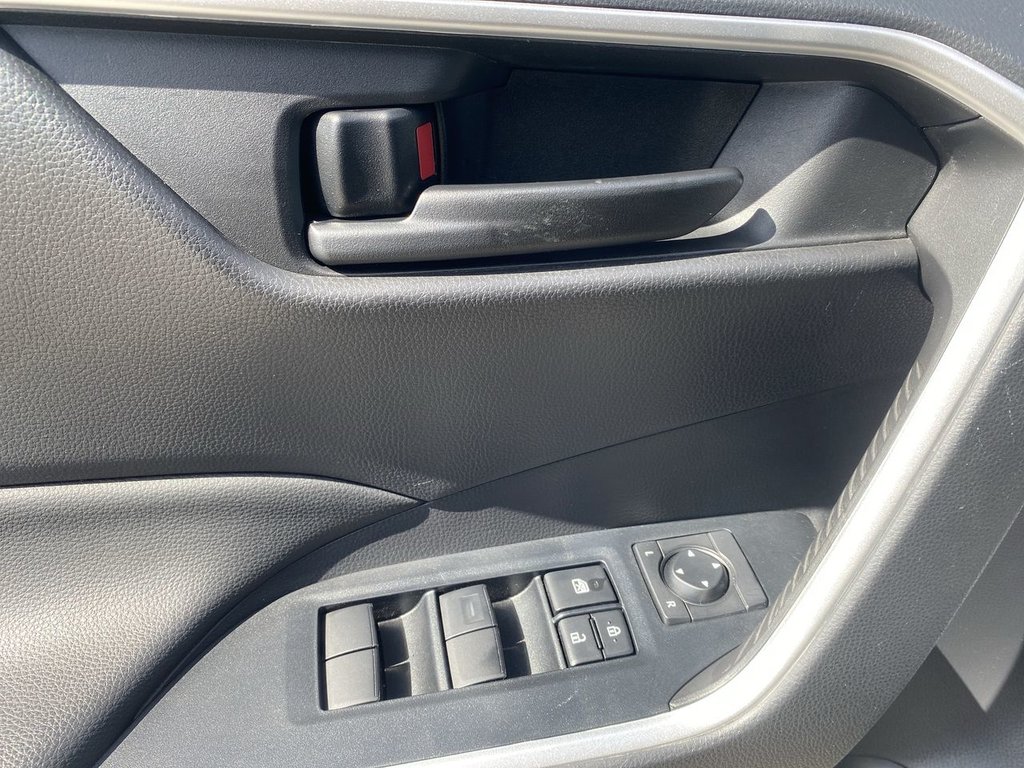 Toyota RAV4 LE 2022 à Alliston, Ontario - 13 - w1024h768px