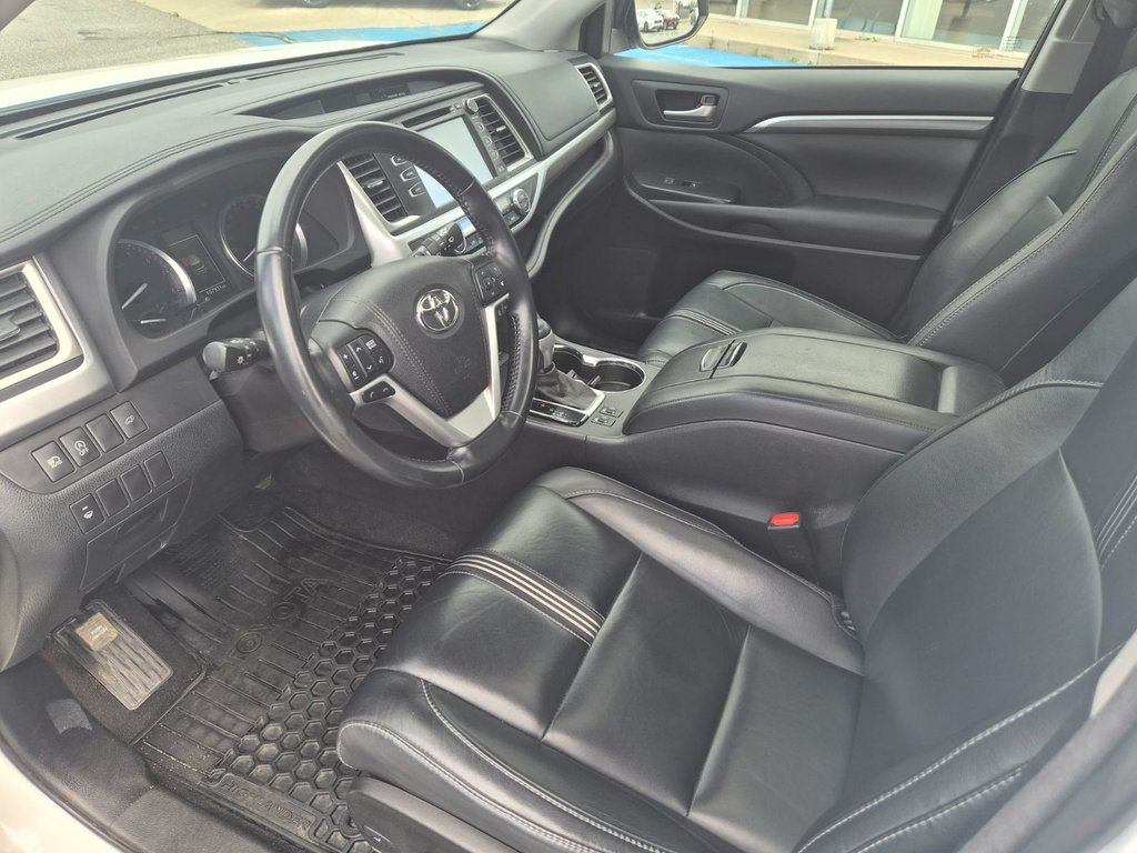 2017 Toyota Highlander SE in Temiskaming Shores, Ontario - 6 - w1024h768px
