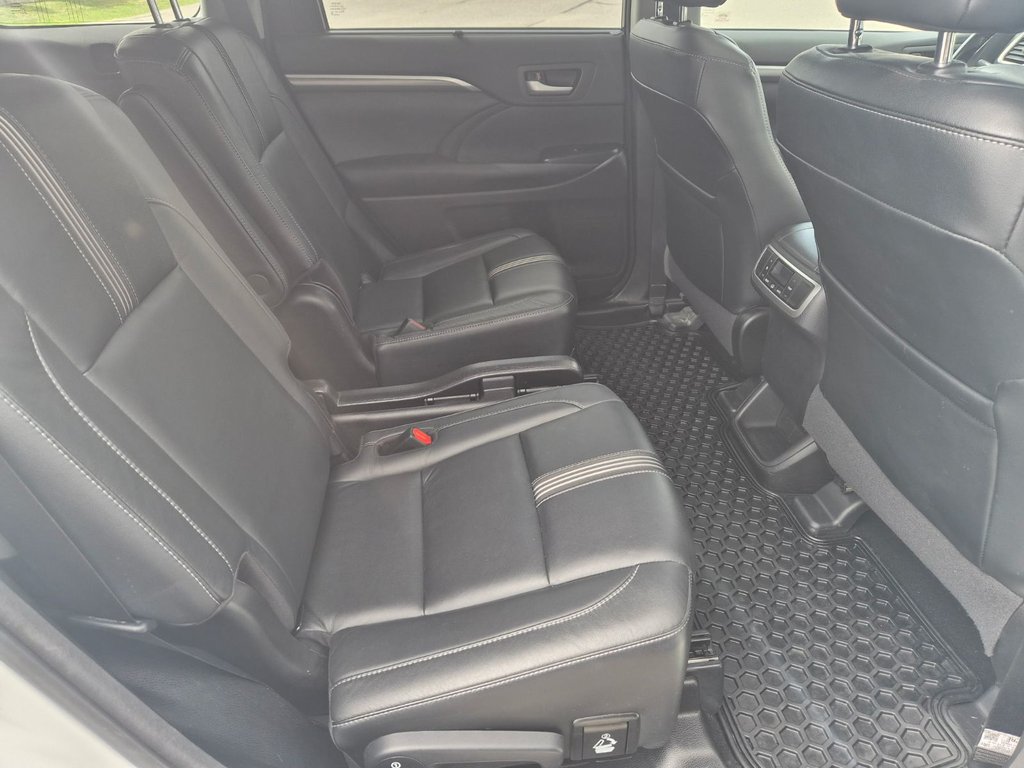 2017 Toyota Highlander SE in Temiskaming Shores, Ontario - 7 - w1024h768px