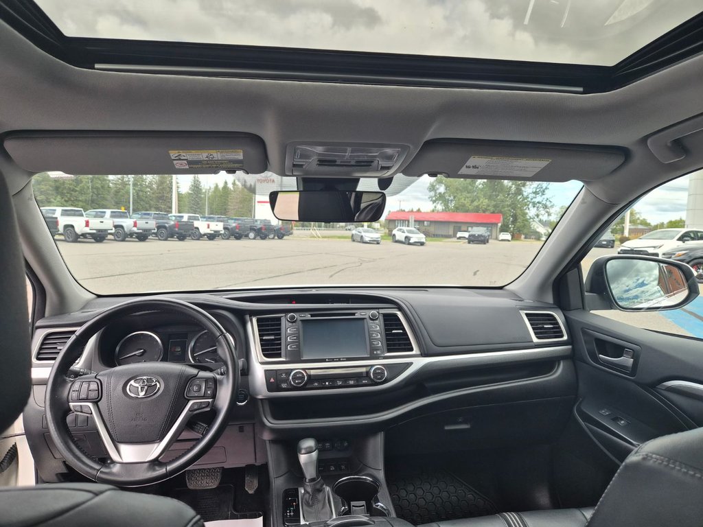 2017 Toyota Highlander SE in Temiskaming Shores, Ontario - 5 - w1024h768px