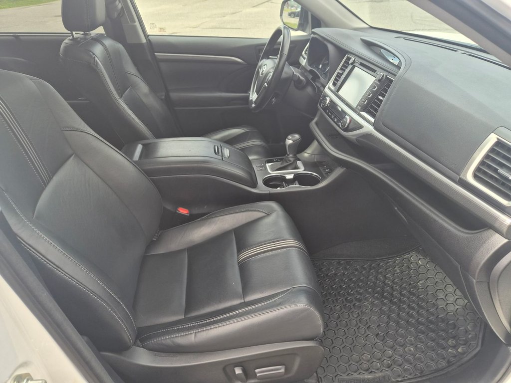 2017 Toyota Highlander SE in Temiskaming Shores, Ontario - 8 - w1024h768px