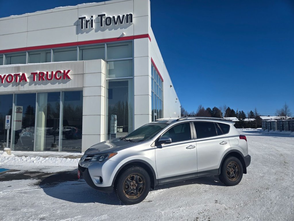 2015 Toyota RAV4 LE in Temiskaming Shores, Ontario - 1 - w1024h768px