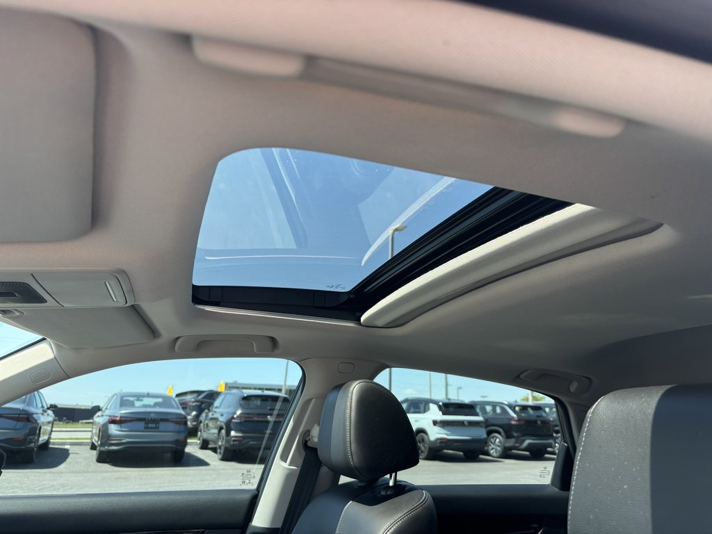 2022 Honda Civic Sedan Touring CVT in Saint-Georges, Quebec - 10 - w1024h768px