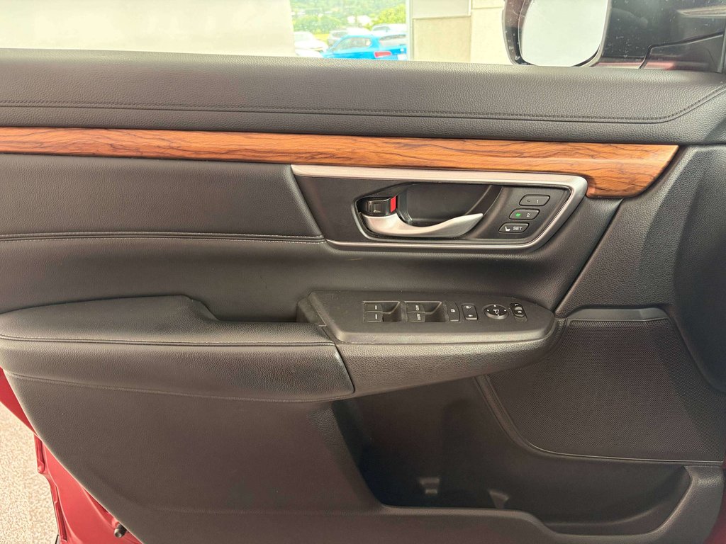2017 Honda CR-V Touring in Saint-Georges, Quebec - 17 - w1024h768px