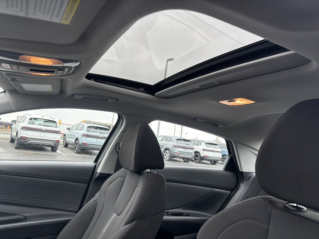 2023 Hyundai Elantra Preferred IVT w-Tech Pkg in Saint-Georges, Quebec - 11 - w1024h768px