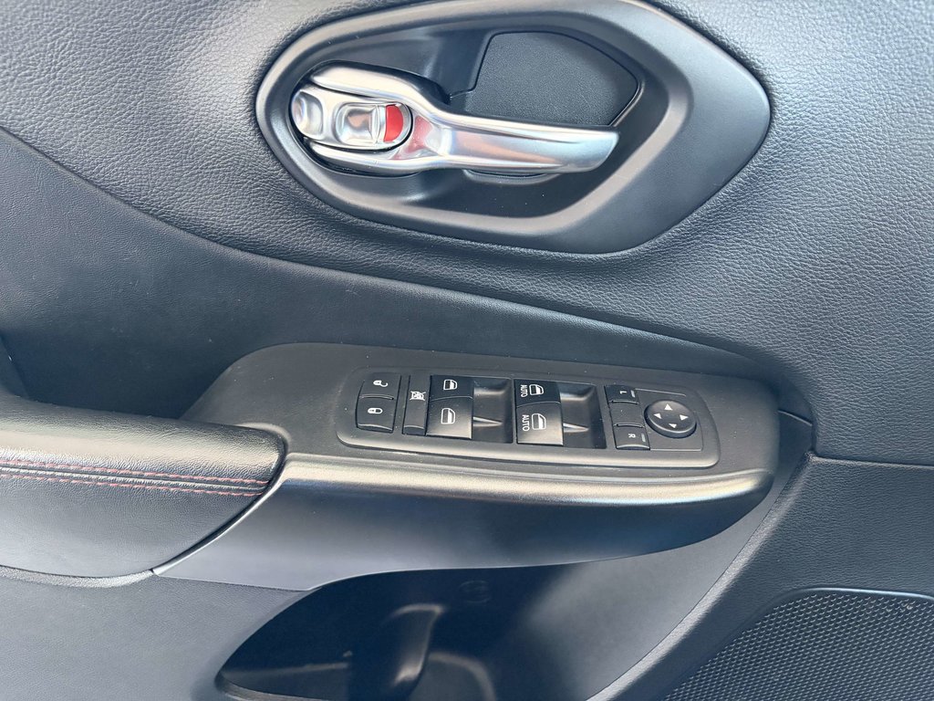 2019 Jeep Cherokee Trailhawk 4x4 in Saint-Georges, Quebec - 13 - w1024h768px