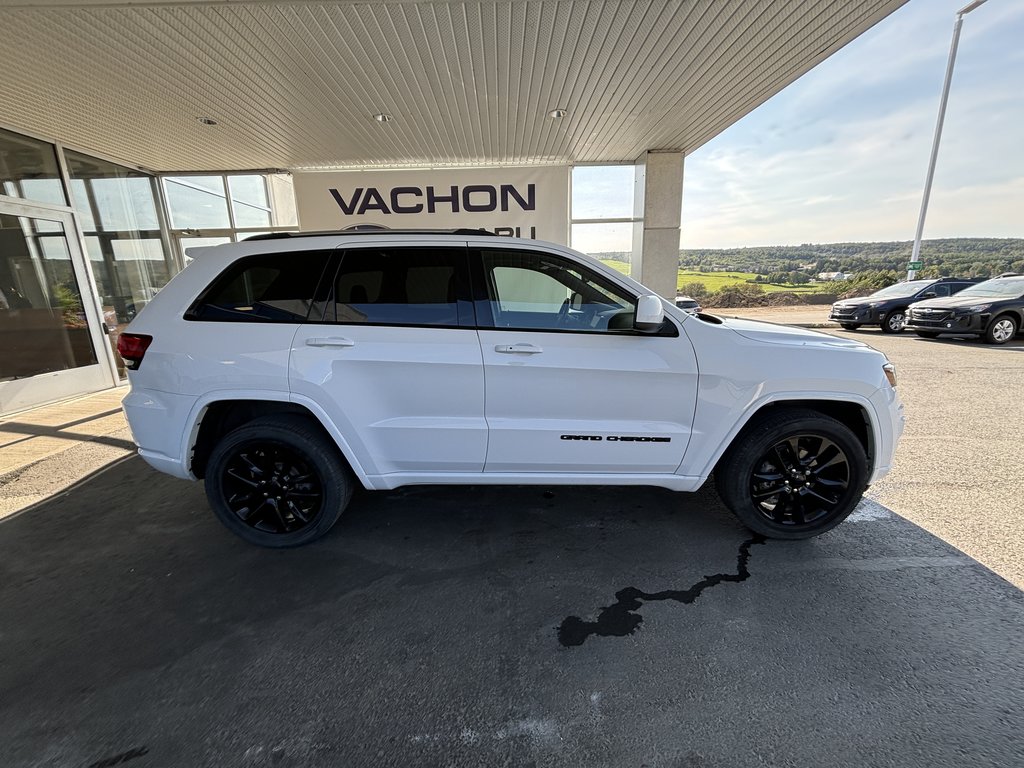 2020  Grand Cherokee Altitude 4x4 in Saint-Georges, Quebec - 3 - w1024h768px