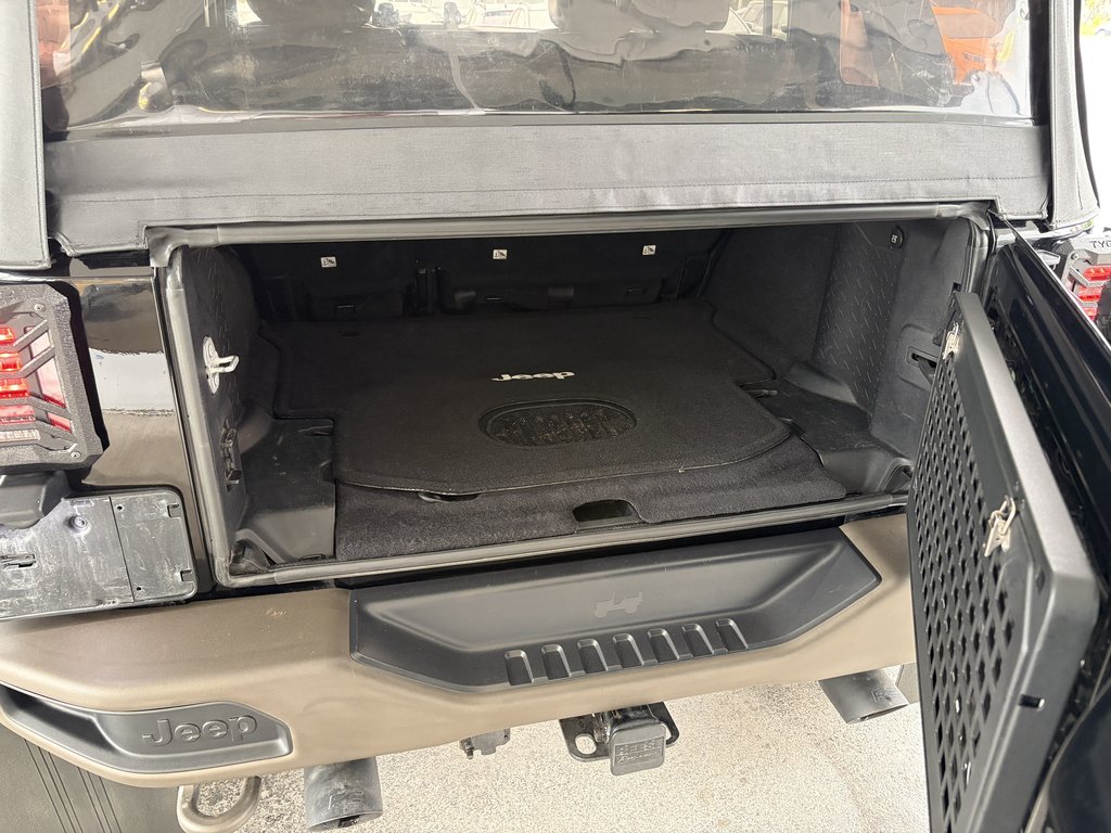 2016 Jeep WRANGLER UNLIMITED 4WD 4dr 75th Anniversary in Saint-Georges, Quebec - 18 - w1024h768px