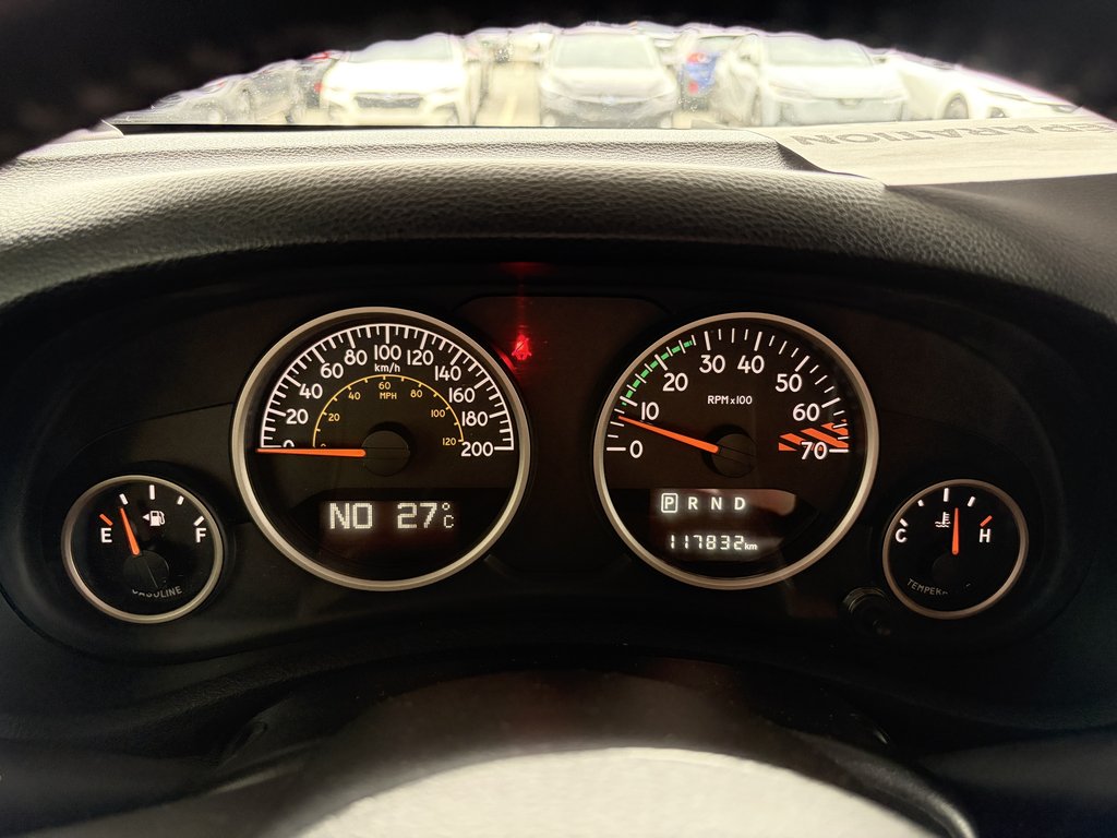 2016 Jeep WRANGLER UNLIMITED 4WD 4dr 75th Anniversary in Saint-Georges, Quebec - 13 - w1024h768px