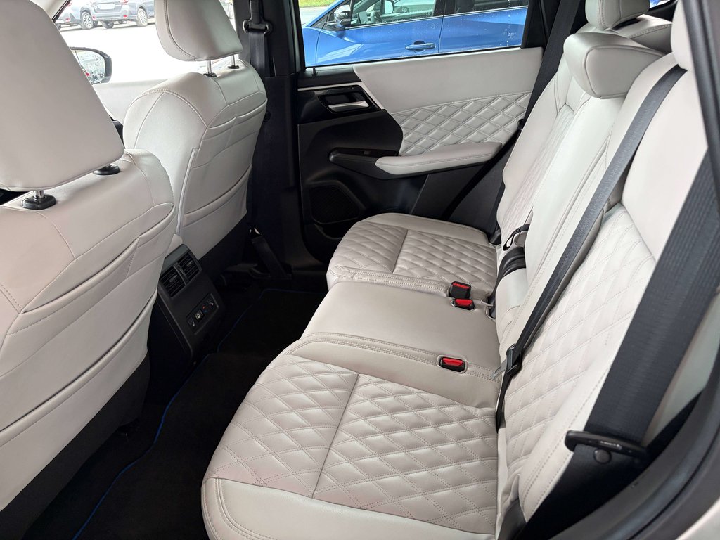 2023 Mitsubishi Outlander LE in Saint-Georges, Quebec - 21 - w1024h768px
