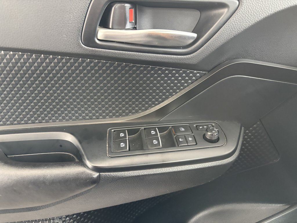 Toyota C-HR FWD XLE 2018 à Saint-Georges, Québec - 18 - w1024h768px