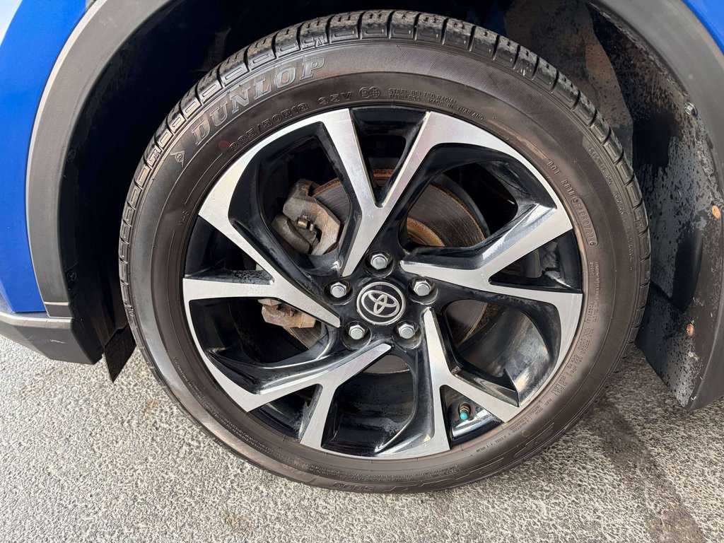 2021 Toyota C-HR XLE Premium in Saint-Georges, Quebec - 9 - w1024h768px