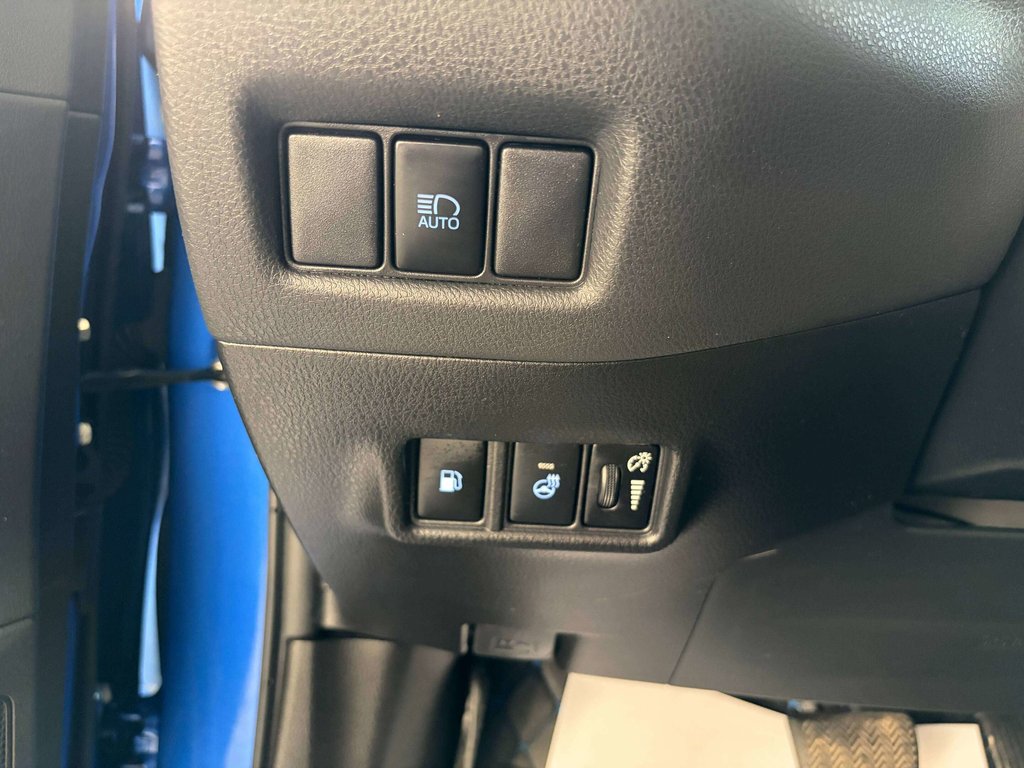 2021 Toyota C-HR XLE Premium in Saint-Georges, Quebec - 17 - w1024h768px