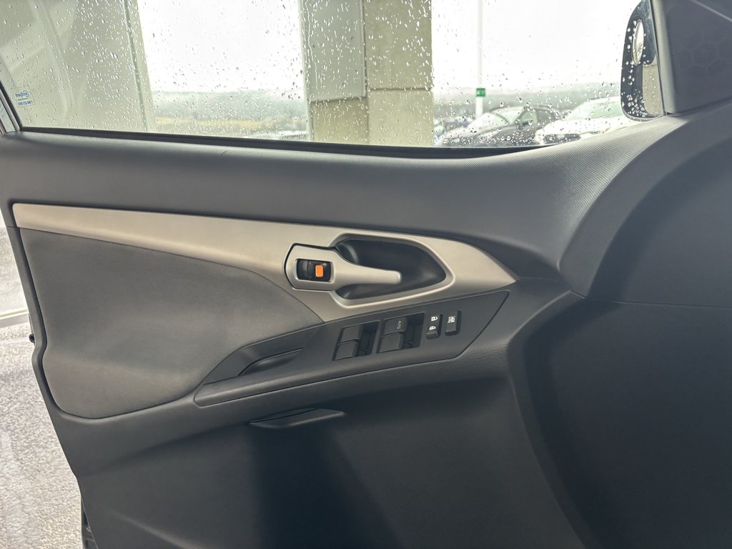 2010 Toyota Matrix 4dr Wgn Auto XR FWD in Saint-Georges, Quebec - 16 - w1024h768px