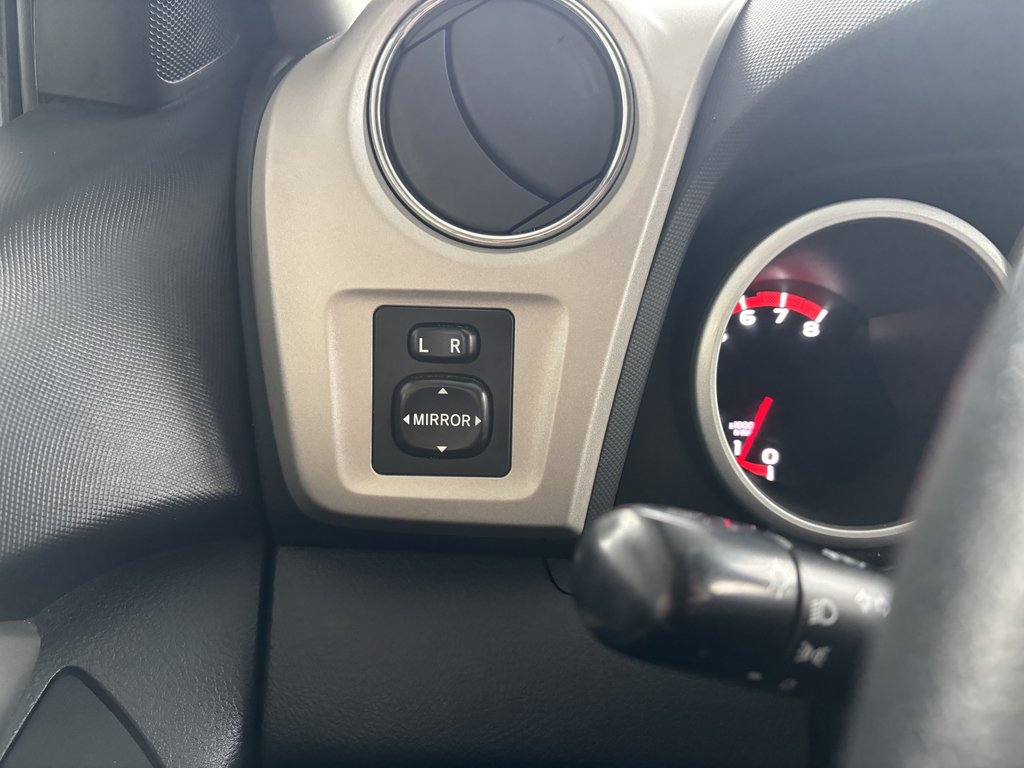 2010 Toyota Matrix 4dr Wgn Auto XR FWD in Saint-Georges, Quebec - 15 - w1024h768px