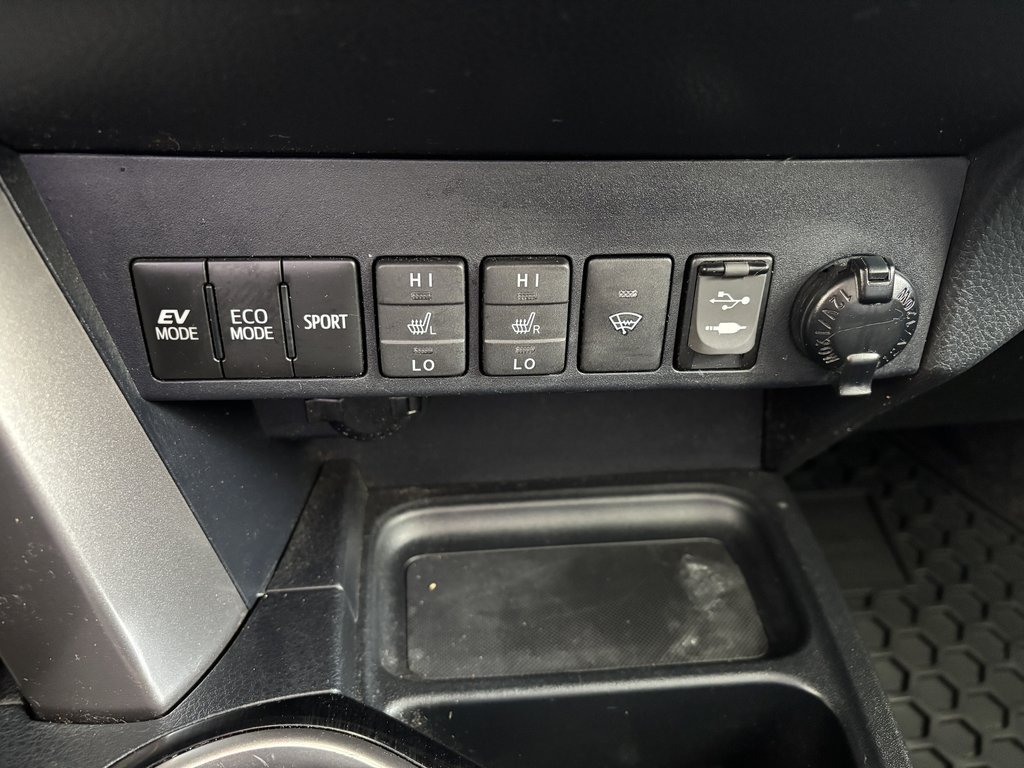 2018 Toyota RAV4 AWD Hybrid Limited in Saint-Georges, Quebec - 17 - w1024h768px
