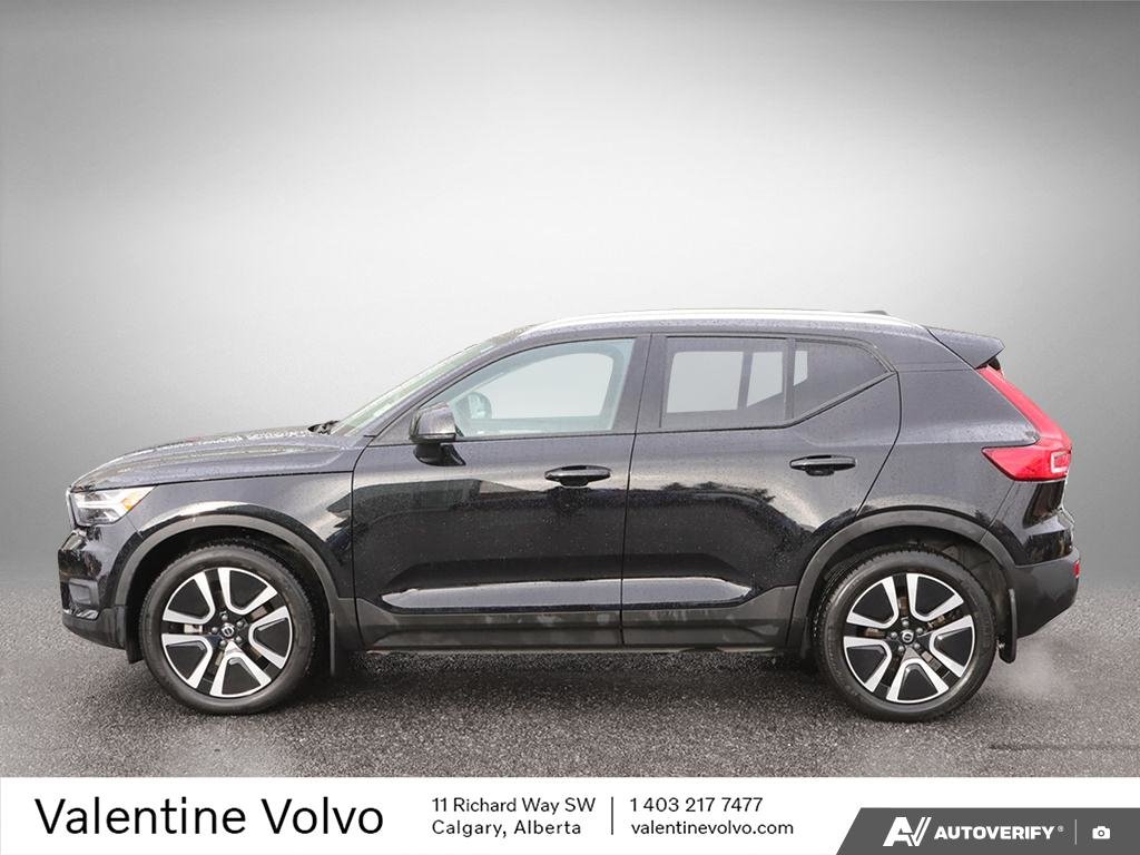 2022 Volvo XC40 Momentum photo 3