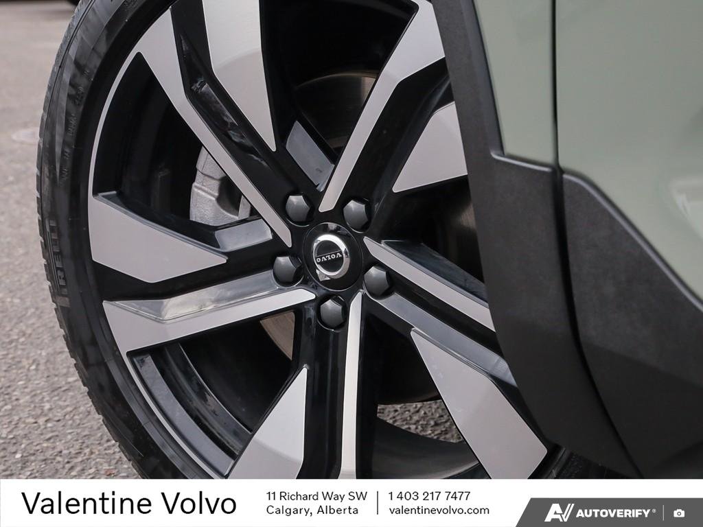 2025 Volvo XC40 Plus Dark Theme-5