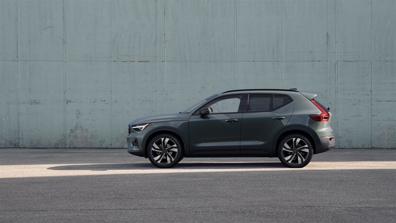 2026 Volvo XC40 Plus (Dark Theme)-2